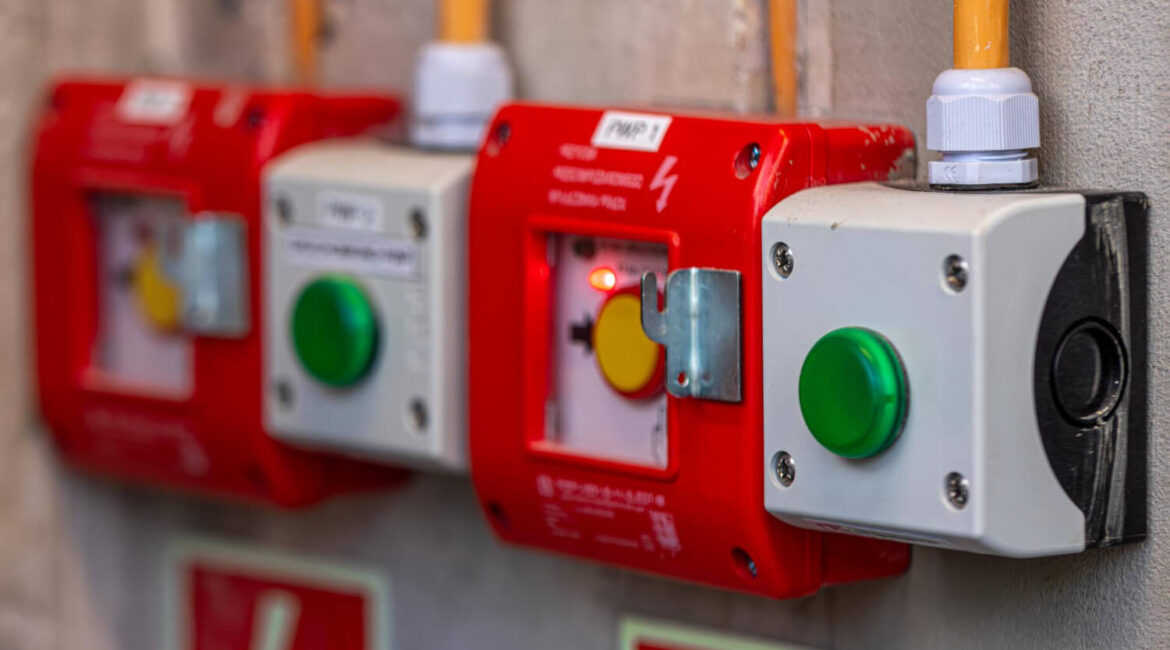 Dispositivos de sistemas de detecção e alarme de incêndio instalados em parede de concreto sob diretrizes da Nova NBR 17240 em São Paulo.